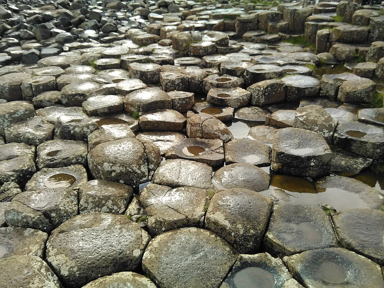 Vue rapprochée des colonnes polygonales de la Chaussée des Géants avec des formes hexagonales et pentagonales Vue rapprochée des colonnes polygonales de la Chaussée des Géants avec des formes hexagonales et pentagonales