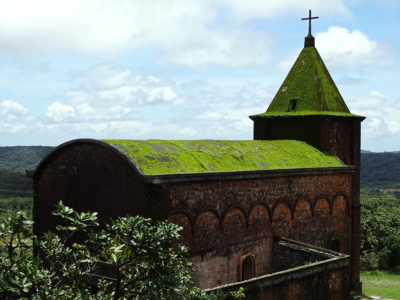 Ancienne église catholique abandonnée de Bokor Hill Station au Cambodge Ancienne église catholique abandonnée de Bokor Hill Station au Cambodge