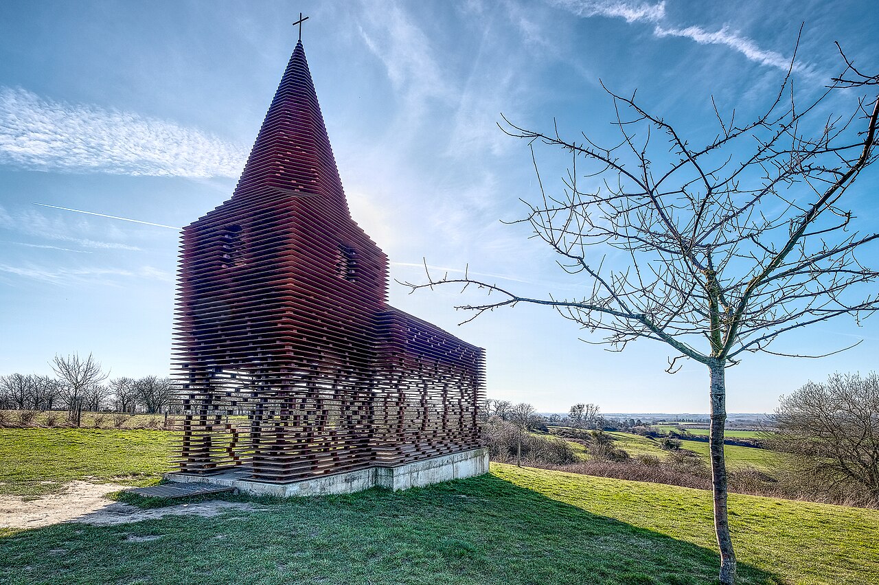 Église invisible Reading Between the Lines avec effet de moiré à Borgloon Église invisible Reading Between the Lines avec effet de moiré à Borgloon