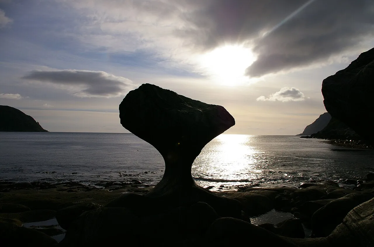 le rocher Kannesteinen un etrange rocher en forme de coeur en Norvege Vagsoy 10 le rocher Kannesteinen un etrange rocher en forme de coeur en Norvege Vagsoy 10