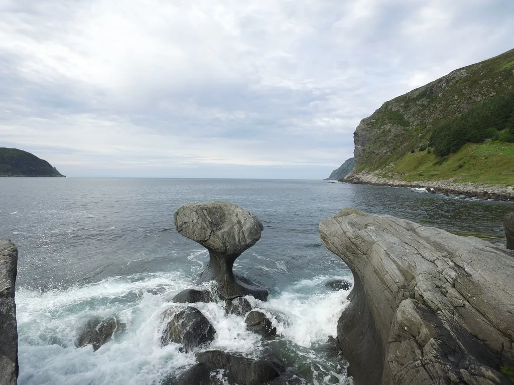 Le rocher Kannesteinen - un étrange rocher en forme de coeur en Norvège le rocher Kannesteinen un etrange rocher en forme de coeur en Norvege Vagsoy 4 le-rocher-Kannesteinen-un-etrange-rocher-en-forme-de-coeur-en-Norvege-Vagsoy-4