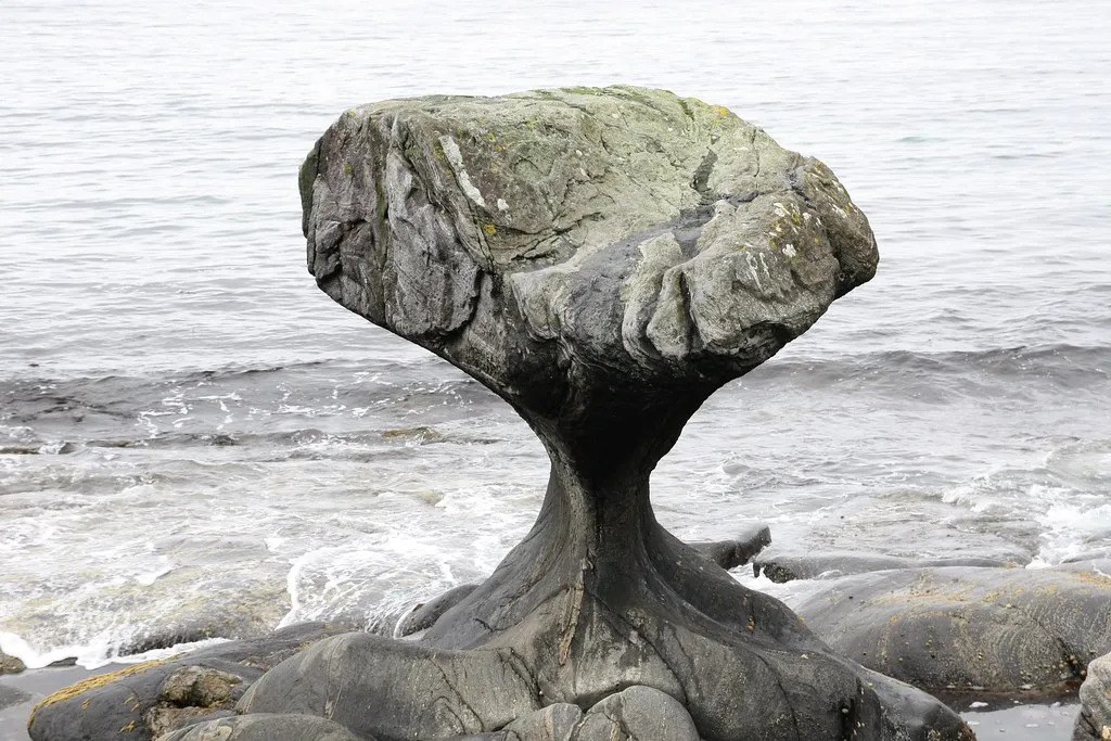 Le rocher Kannesteinen - un étrange rocher en forme de coeur en Norvège le rocher Kannesteinen un etrange rocher en forme de coeur en Norvege Vagsoy 5 le-rocher-Kannesteinen-un-etrange-rocher-en-forme-de-coeur-en-Norvege-Vagsoy-5