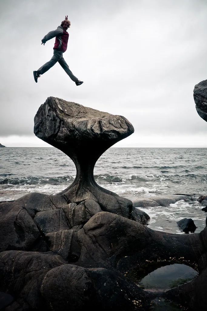 Le rocher Kannesteinen - un étrange rocher en forme de coeur en Norvège le rocher Kannesteinen un etrange rocher en forme de coeur en Norvege Vagsoy 6 le-rocher-Kannesteinen-un-etrange-rocher-en-forme-de-coeur-en-Norvege-Vagsoy-6