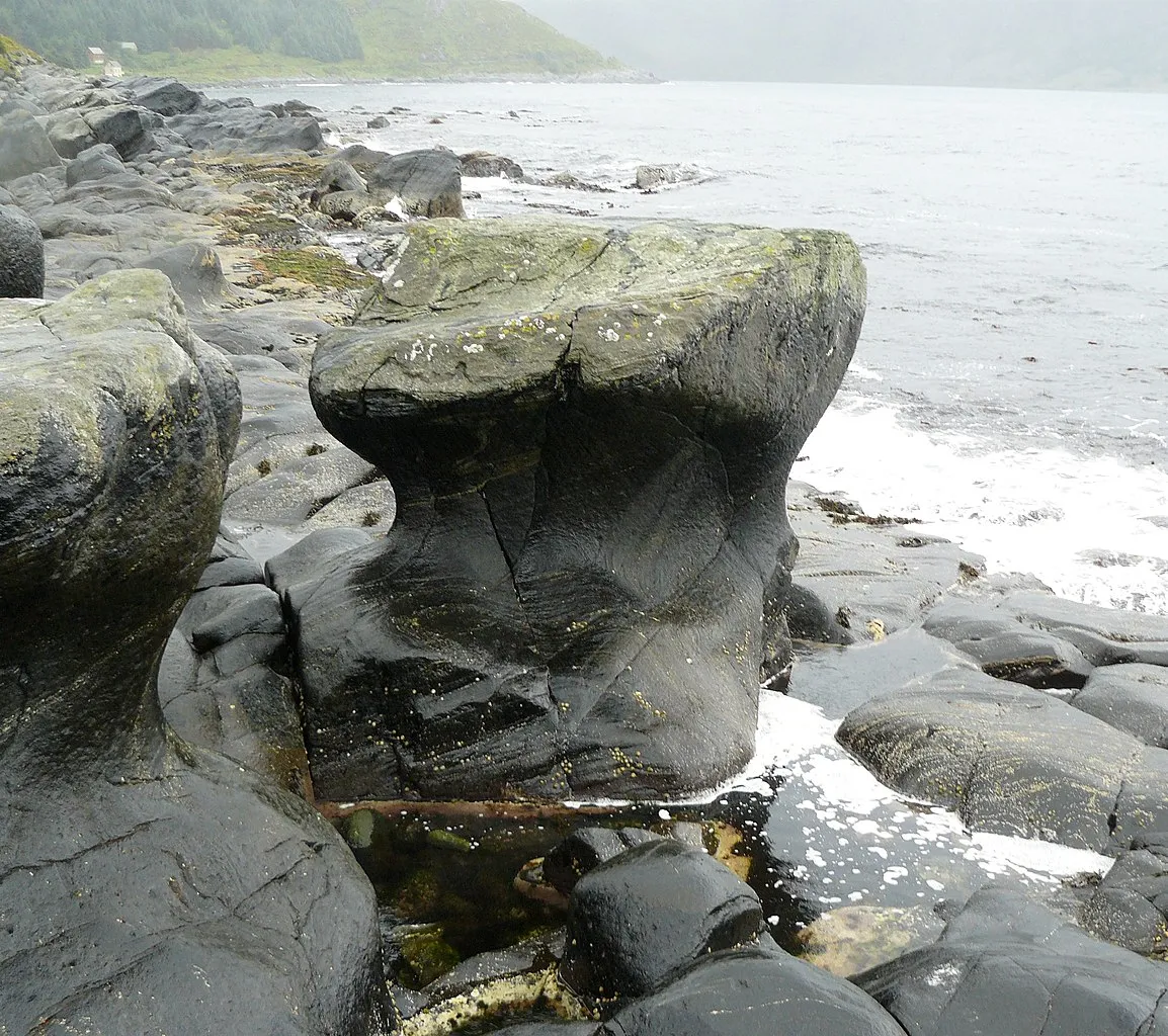 Le rocher Kannesteinen - un étrange rocher en forme de coeur en Norvège le rocher Kannesteinen un etrange rocher en forme de coeur en Norvege Vagsoy 7 le-rocher-Kannesteinen-un-etrange-rocher-en-forme-de-coeur-en-Norvege-Vagsoy-7