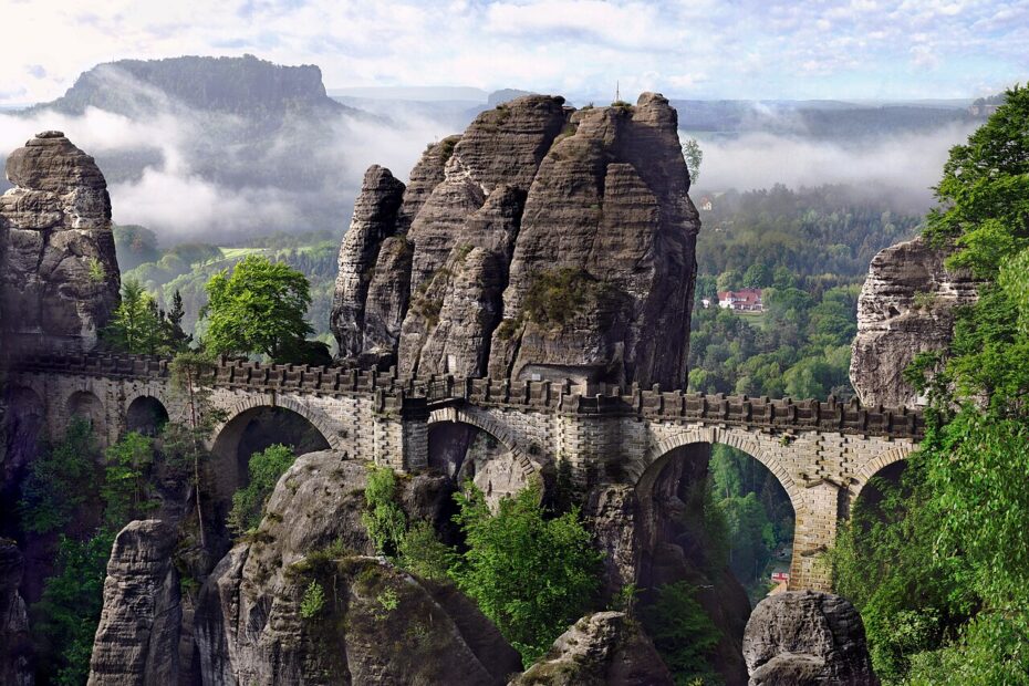 Pont de Bastei : le spectaculaire pont de grès de Suisse saxonne pont bastei brume allemagne Pont de Bastei dans la brume en Suisse saxonne en Allemagne