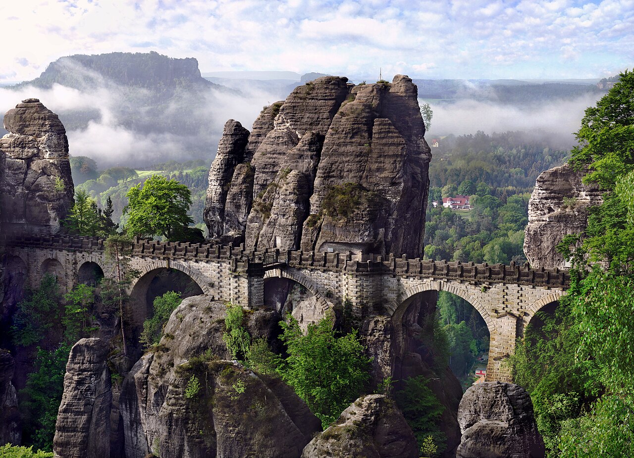 Pont de Bastei dans la brume en Suisse saxonne en Allemagne Pont de Bastei dans la brume en Suisse saxonne en Allemagne