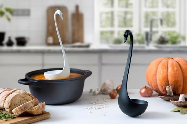 11 excellents gadgets de cuisine par Ototo 9 excellents gadgets de cuisine par Ototo design louche flottante en forme de cygne 1 9-excellents-gadgets-de-cuisine-par-Ototo-design-louche-flottante-en-forme-de-cygne-1