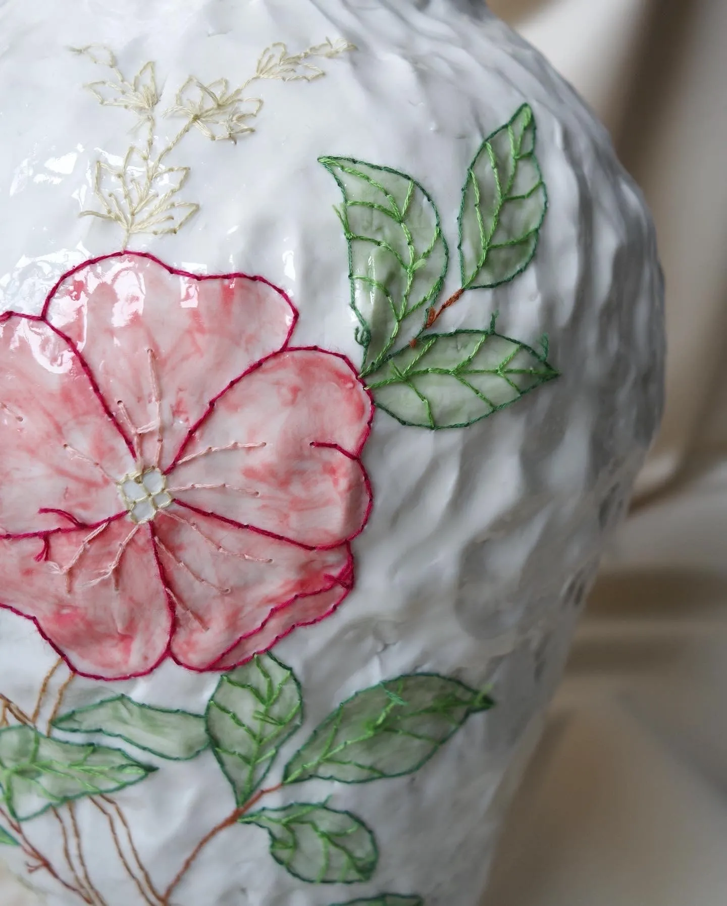 De nouveaux vases mélanges de céramique et de points de croix De nouveaux vases melanges de ceramique et de points de croix vase brode caroline harrius 7 De-nouveaux-vases-melanges-de-ceramique-et-de-points-de-croix-vase-brode-caroline-harrius