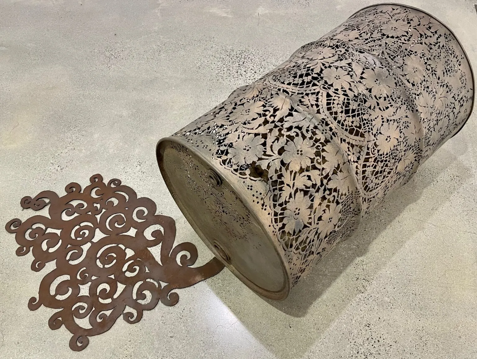 De vieux objets métalliques transformés en dentelle par découpe au plasma De vieux objets metalliques transformes en dentelle par decoupe au plasma 7 De-vieux-objets-metalliques-transformes-en-dentelle-par-decoupe-au-plasma