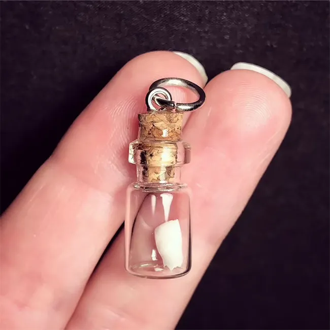 Des bijoux en dents humaines Des bijoux en dents humaines pendentif collier bague couble oreille bracelet dent 10 Des-bijoux-en-dents-humaines-pendentif-collier-bague-couble-oreille-bracelet-dent