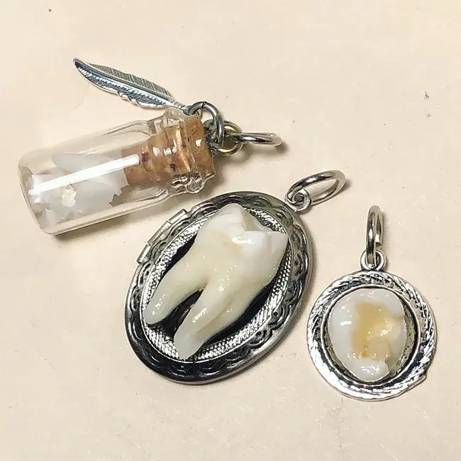 Des bijoux en dents humaines Des bijoux en dents humaines pendentif collier bague couble oreille bracelet dent 20 Des-bijoux-en-dents-humaines-pendentif-collier-bague-couble-oreille-bracelet-dent