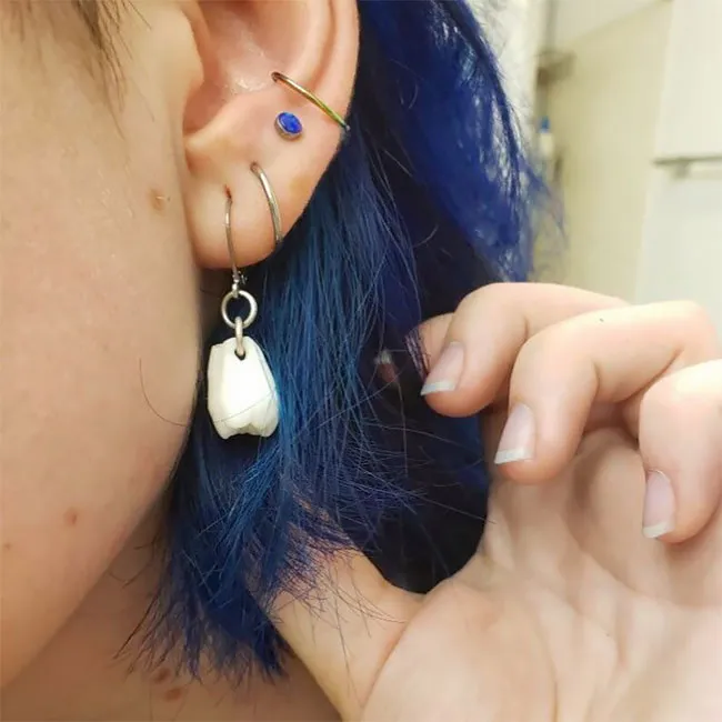 Des bijoux en dents humaines Des bijoux en dents humaines pendentif collier bague couble oreille bracelet dent 6 Des-bijoux-en-dents-humaines-pendentif-collier-bague-couble-oreille-bracelet-dent