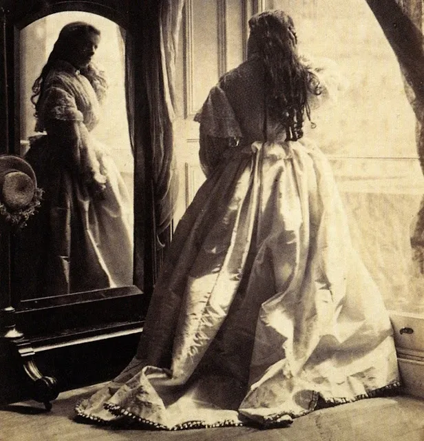Des portraits de ses filles devant le miroir par Lady Clementina Hawarden au 19ème siècle Des portraits de ses filles devant le miroir par Lady Clementina Hawarden au 19eme siecle 11 Des-portraits-de-ses-filles-devant-le-miroir-par-Lady-Clementina-Hawarden-au-19eme-siecle