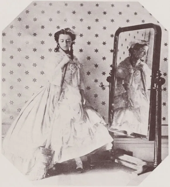 Des portraits de ses filles devant le miroir par Lady Clementina Hawarden au 19ème siècle Des portraits de ses filles devant le miroir par Lady Clementina Hawarden au 19eme siecle 2 Des-portraits-de-ses-filles-devant-le-miroir-par-Lady-Clementina-Hawarden-au-19eme-siecle