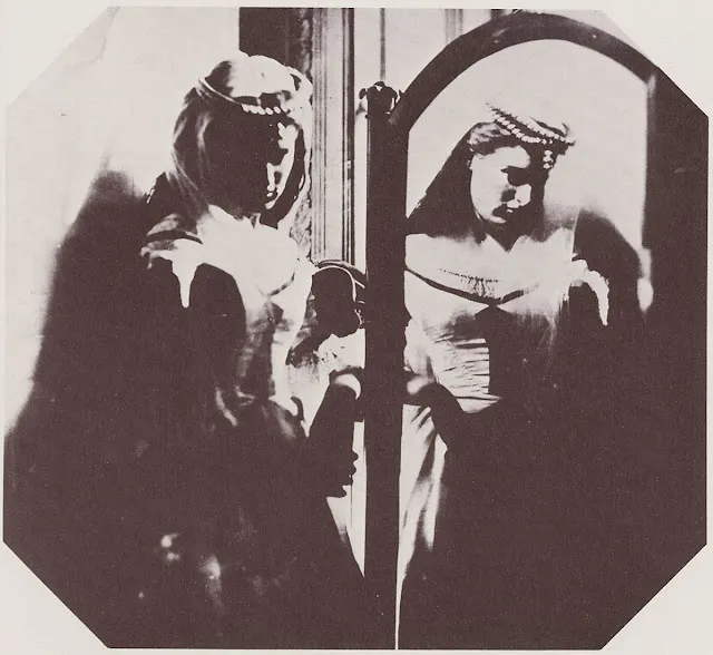 Des portraits de ses filles devant le miroir par Lady Clementina Hawarden au 19ème siècle Des portraits de ses filles devant le miroir par Lady Clementina Hawarden au 19eme siecle 3 Des-portraits-de-ses-filles-devant-le-miroir-par-Lady-Clementina-Hawarden-au-19eme-siecle