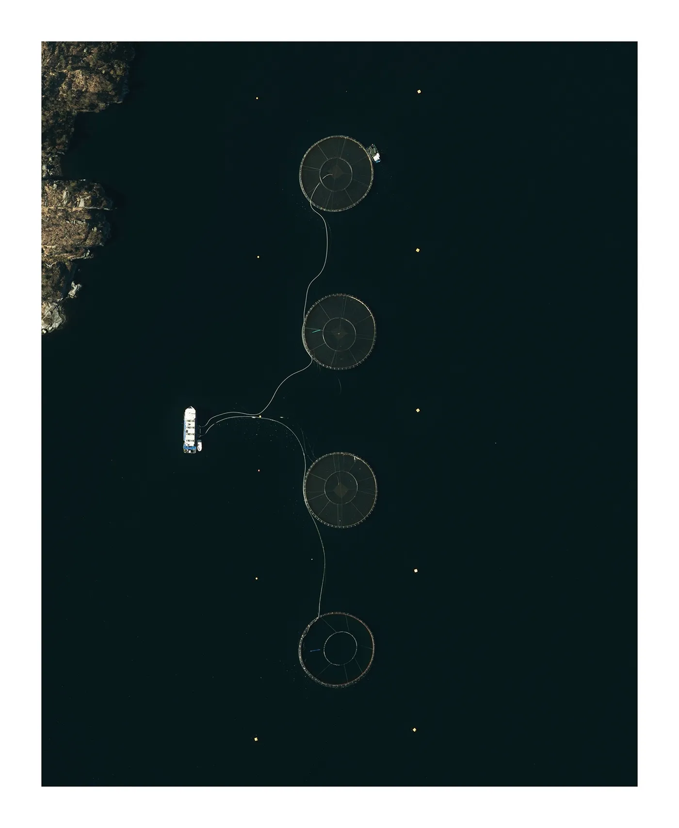 Farming Patterns - la géométrie des fermes de pisciculture Farming Patterns la geometrie des fermes de pisciculture vestland norvege 7 Farming-Patterns-la-geometrie-des-fermes-de-pisciculture-vestland-norvege