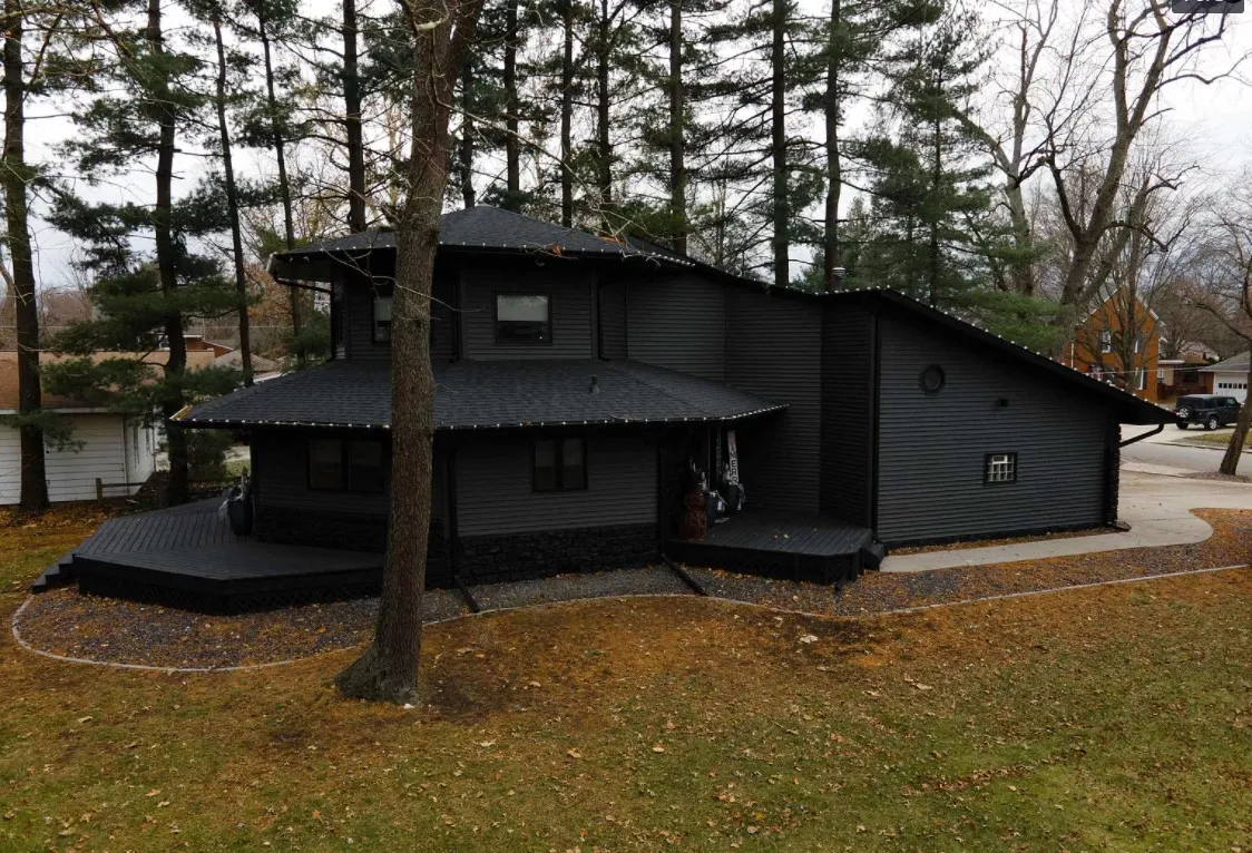 La maison la plus noire - une vraie maison gothique La maison la plus noire une vraie maison gothique 2 La-maison-la-plus-noire-une-vraie-maison-gothique-2