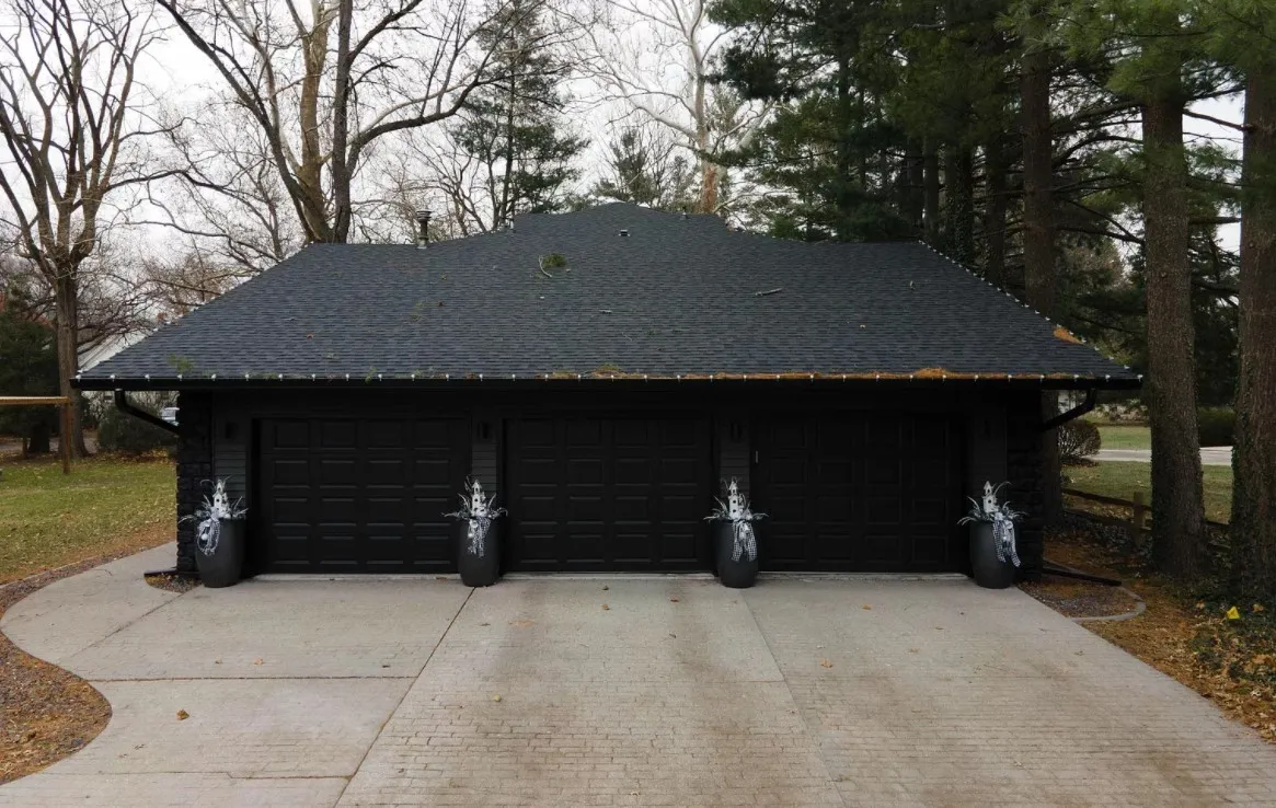 La maison la plus noire - une vraie maison gothique La maison la plus noire une vraie maison gothique 3 La-maison-la-plus-noire-une-vraie-maison-gothique-3