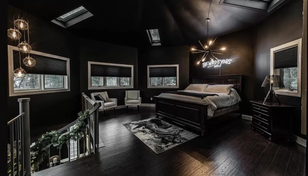 La maison la plus noire - une vraie maison gothique La maison la plus noire une vraie maison gothique 7 La-maison-la-plus-noire-une-vraie-maison-gothique-7