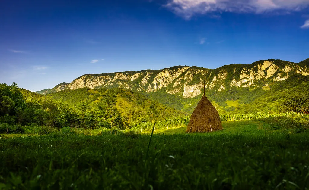 La tradition des meules de foin en Roumanie La tradition des meules de foin en Roumanie botte de foin 3 La-tradition-des-meules-de-foin-en-Roumanie-botte-de-foin-3