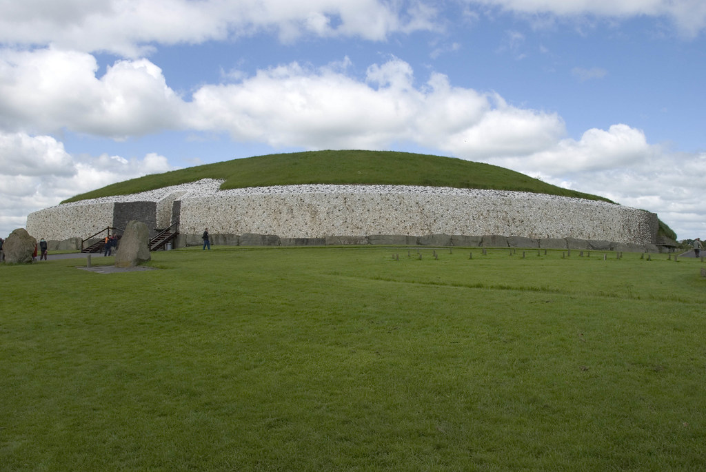 Le tumulus de Newgrange, une structure préhistorique plus ancienne que Stonehenge Le tumulus de Newgrange une structure prehistorique plus ancienne que Stonehenge irlande 1 Le-tumulus-de-Newgrange-une-structure-prehistorique-plus-ancienne-que-Stonehenge-irlande-1