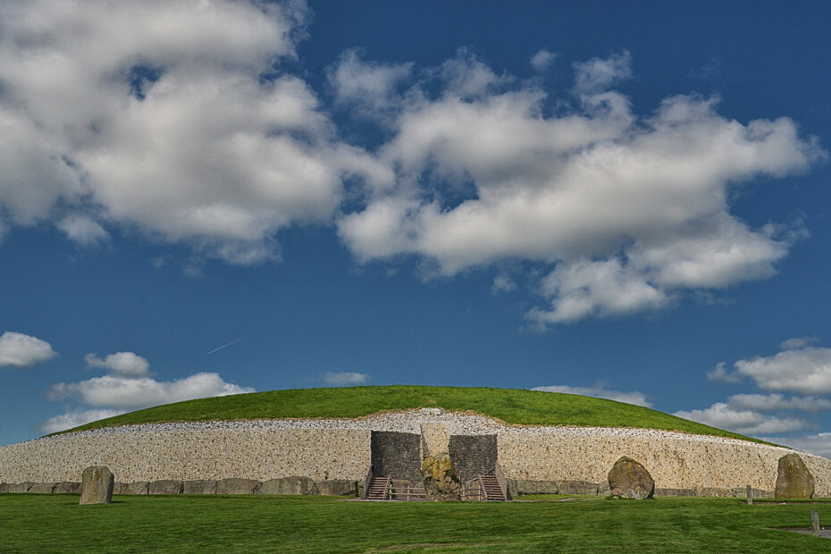 Le tumulus de Newgrange, une structure préhistorique plus ancienne que Stonehenge Le tumulus de Newgrange une structure prehistorique plus ancienne que Stonehenge irlande 2 Tumulus de Newgrange en Irlande, monument néolithique plus ancien que Stonehenge