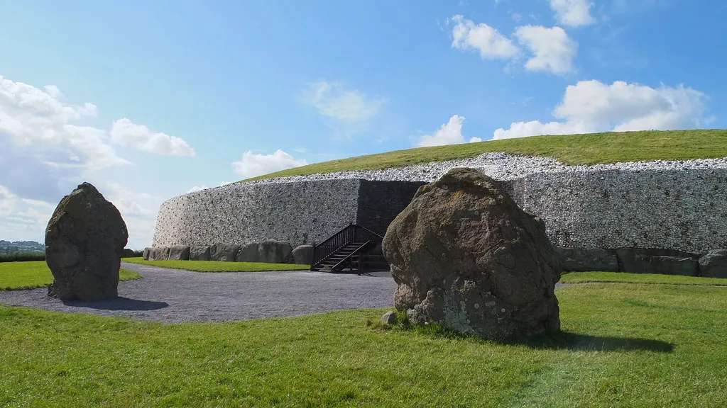Le tumulus de Newgrange, une structure préhistorique plus ancienne que Stonehenge Le tumulus de Newgrange une structure prehistorique plus ancienne que Stonehenge irlande 3 Le-tumulus-de-Newgrange-une-structure-prehistorique-plus-ancienne-que-Stonehenge-irlande-3
