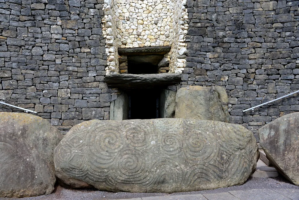 Le tumulus de Newgrange, une structure préhistorique plus ancienne que Stonehenge Le tumulus de Newgrange une structure prehistorique plus ancienne que Stonehenge irlande 4 Le-tumulus-de-Newgrange-une-structure-prehistorique-plus-ancienne-que-Stonehenge-irlande-4