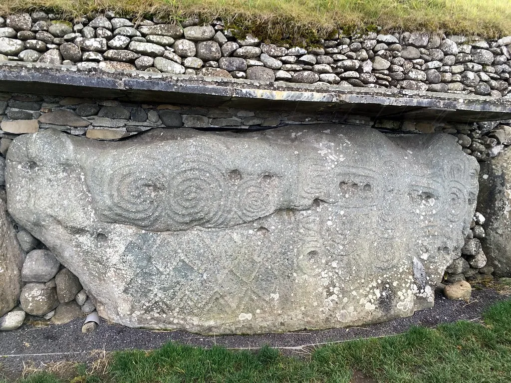 Le tumulus de Newgrange, une structure préhistorique plus ancienne que Stonehenge Le tumulus de Newgrange une structure prehistorique plus ancienne que Stonehenge irlande 5 Le-tumulus-de-Newgrange-une-structure-prehistorique-plus-ancienne-que-Stonehenge-irlande-5
