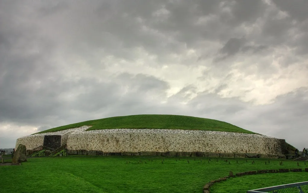 Le tumulus de Newgrange, une structure préhistorique plus ancienne que Stonehenge Le tumulus de Newgrange une structure prehistorique plus ancienne que Stonehenge irlande 8 Le-tumulus-de-Newgrange-une-structure-prehistorique-plus-ancienne-que-Stonehenge-irlande-8