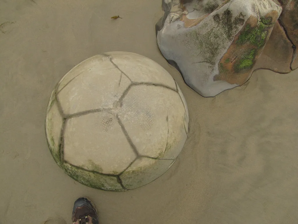 Les étranges boules rocheuses de Moeraki, les Moeraki Boulders Les etranges boules rocheuses de Moeraki les Moeraki Boulders koekohe nouvelle zelande 11 Les-etranges-boules-rocheuses-de-Moeraki-les-Moeraki-Boulders-koekohe-nouvelle-zelande-11