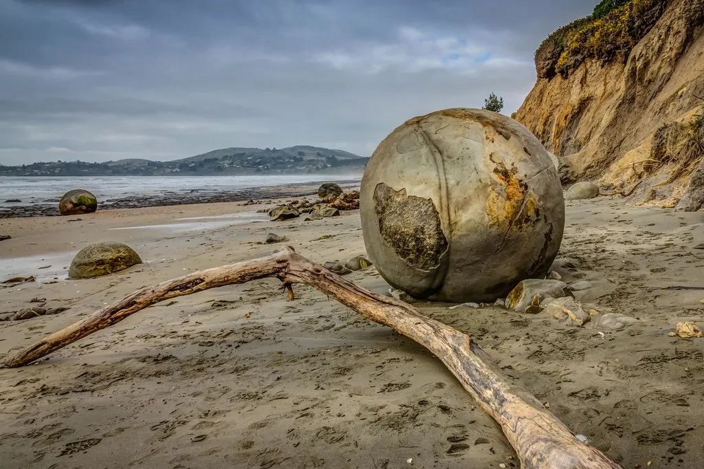Les étranges boules rocheuses de Moeraki, les Moeraki Boulders Les etranges boules rocheuses de Moeraki les Moeraki Boulders koekohe nouvelle zelande 4 Les-etranges-boules-rocheuses-de-Moeraki-les-Moeraki-Boulders-koekohe-nouvelle-zelande-4