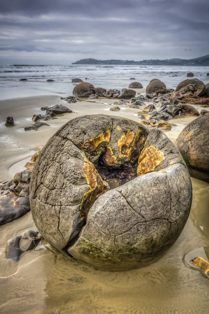 Les étranges boules rocheuses de Moeraki, les Moeraki Boulders Les etranges boules rocheuses de Moeraki les Moeraki Boulders koekohe nouvelle zelande 6 Les-etranges-boules-rocheuses-de-Moeraki-les-Moeraki-Boulders-koekohe-nouvelle-zelande-6