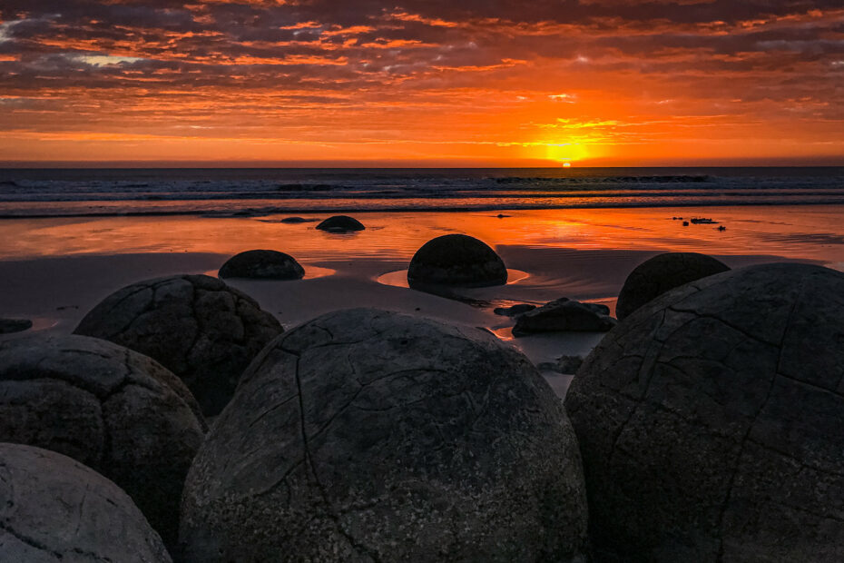 Les étranges boules rocheuses de Moeraki, les Moeraki Boulders boules rocheuses de Moeraki les Moeraki Boulders koekohe nouvelle zelande sunrise Paysage des Moeraki Boulders au lever du soleil