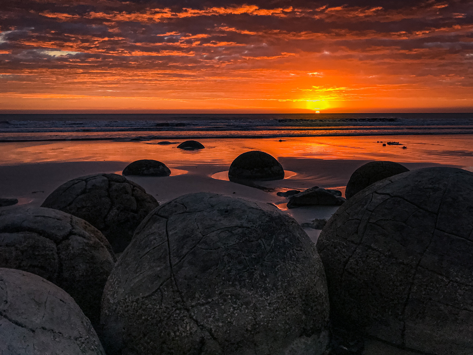 Paysage des Moeraki Boulders au lever du soleil Paysage des Moeraki Boulders au lever du soleil