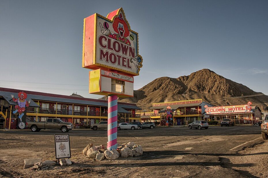 Le Clown Motel, le motel le plus terrifiant du monde clown motel tonopah nevada aube Clown Motel de Tonopah dans le Nevada au lever du jour