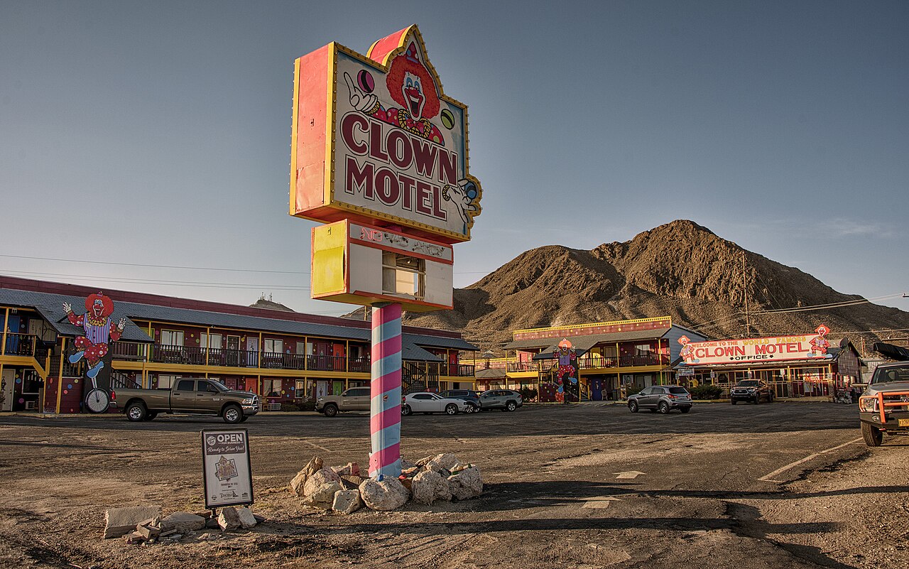Clown Motel de Tonopah dans le Nevada au lever du jour Clown Motel de Tonopah dans le Nevada au lever du jour