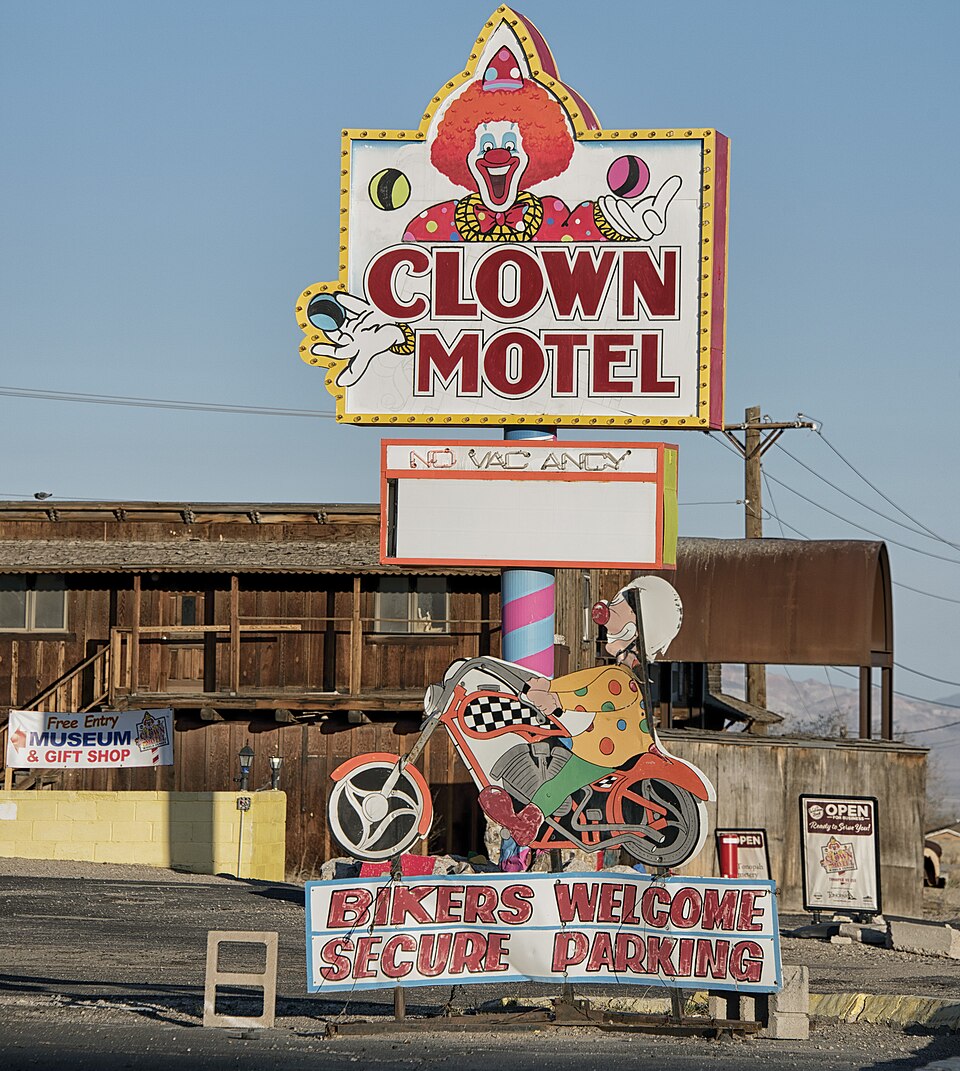 Enseigne et décor du Clown Motel de Tonopah Enseigne et décor du Clown Motel de Tonopah