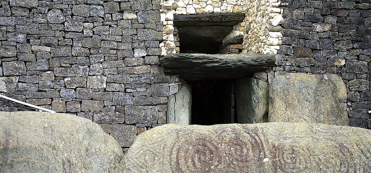 Entrée de Newgrange avec le roof-box du solstice d’hiver Entrée de Newgrange avec le roof-box du solstice d’hiver