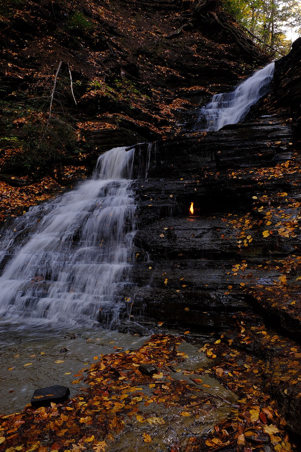 Eternal Flame Falls en automne avec la flamme derrière la cascade Eternal Flame Falls en automne avec la flamme derrière la cascade