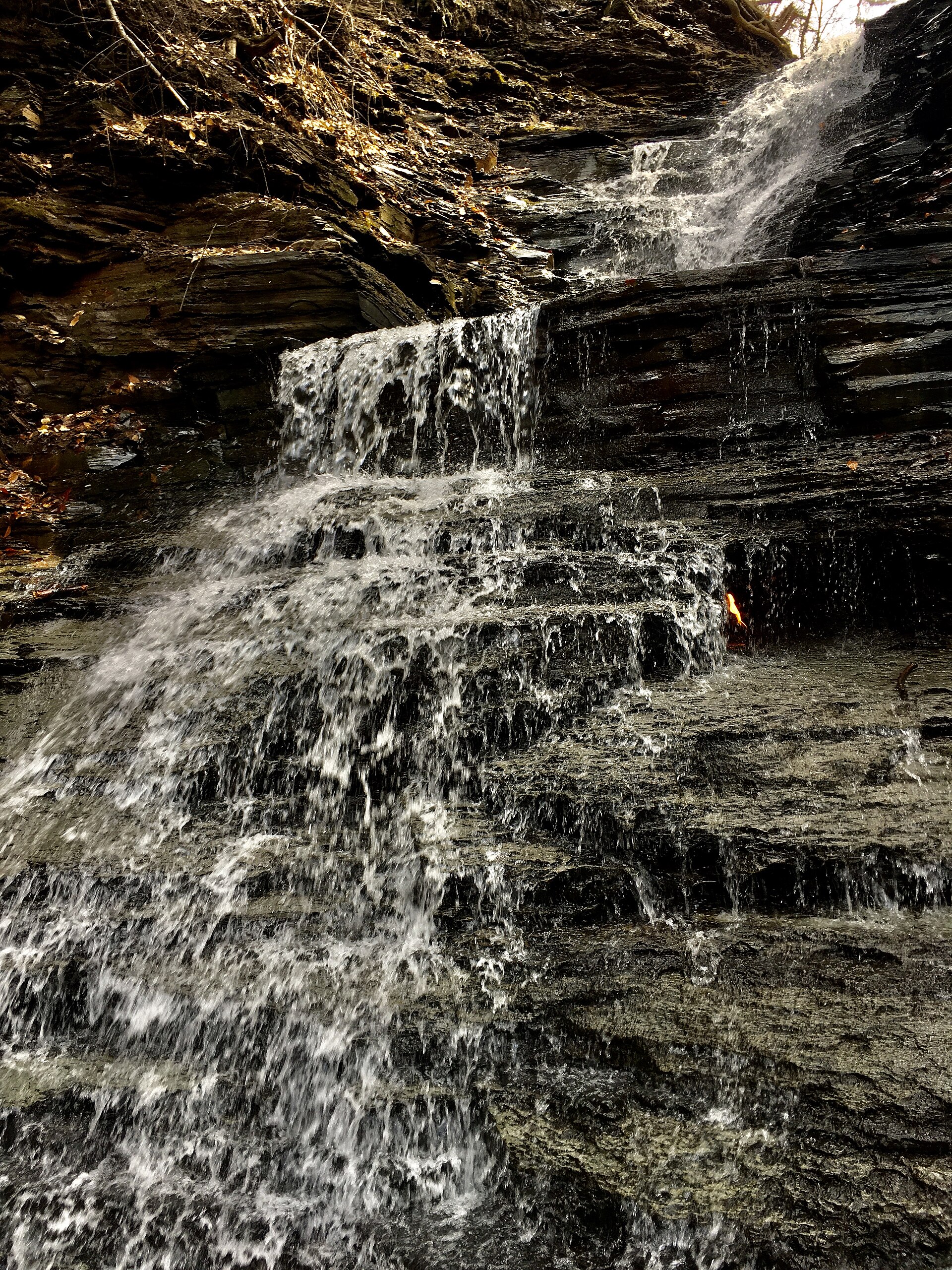 eternal flame falls cascade flamme naturelle Eternal Flame Falls avec la flamme naturelle visible derrière la chute d’eau