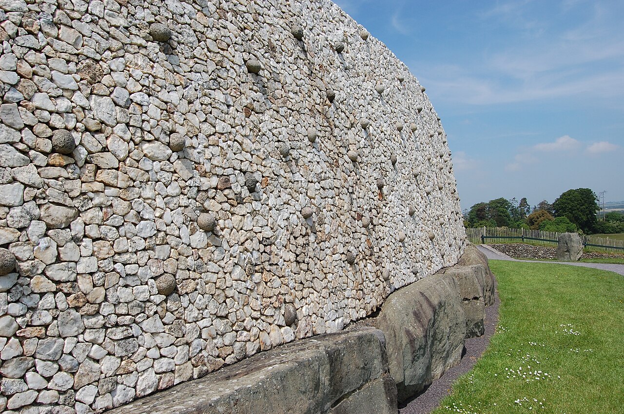 Façade de quartz blanc restaurée du tumulus de Newgrange Façade de quartz blanc restaurée du tumulus de Newgrange