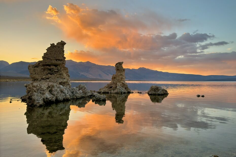Le lac Mono en Californie, étrange « mer Morte » aux tours de tuf lac Mono mer morte de Californie coucher du soleil Le lac Mono, à l’est de la Sierra Nevada en Californie, au coucher de soleil