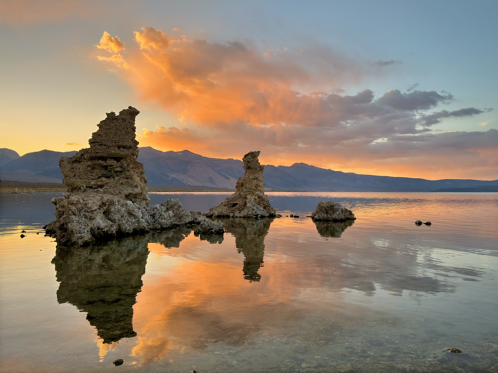 Le lac Mono, à l’est de la Sierra Nevada en Californie, au coucher de soleil Le lac Mono, à l’est de la Sierra Nevada en Californie, au coucher de soleil