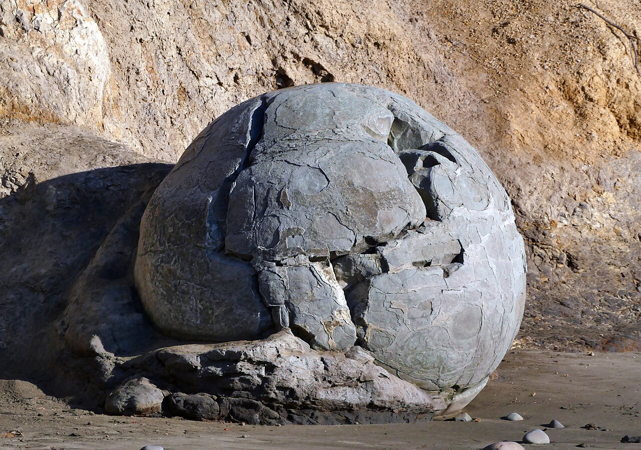 moeraki boulder concretion calcite Moeraki Boulder montrant une concrétion rocheuse cimentée par la calcite