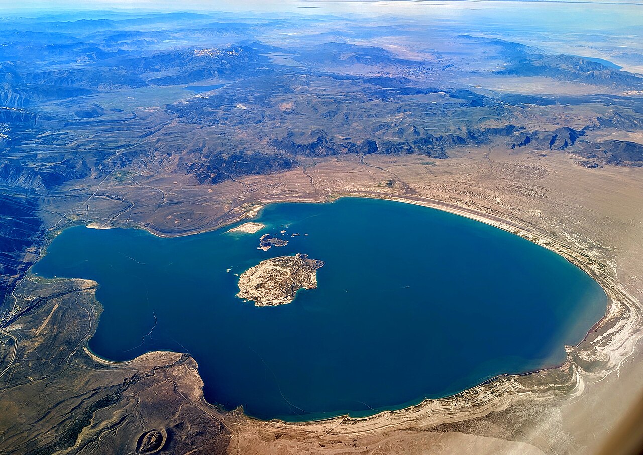 ue aérienne du lac Mono en Californie avec les îles Negit et Paoha ue aérienne du lac Mono en Californie avec les îles Negit et Paoha