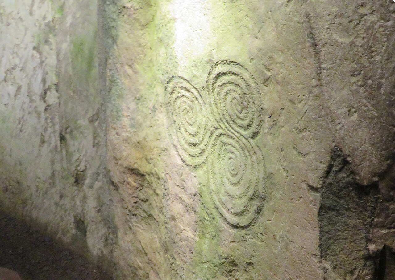 motif trois spirales newgrange Motif à trois spirales gravé à l’intérieur de Newgrange