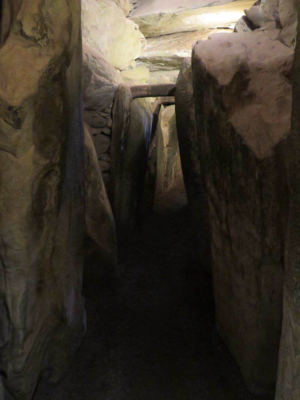 Passage intérieur du tumulus de Newgrange en Irlande Passage intérieur du tumulus de Newgrange en Irlande