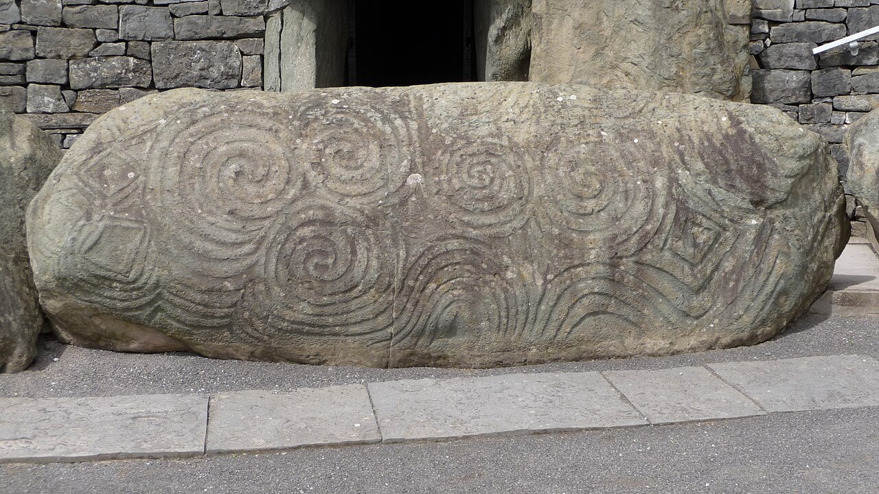 Pierre d’entrée de Newgrange ornée de spirales néolithiques Pierre d’entrée de Newgrange ornée de spirales néolithiques