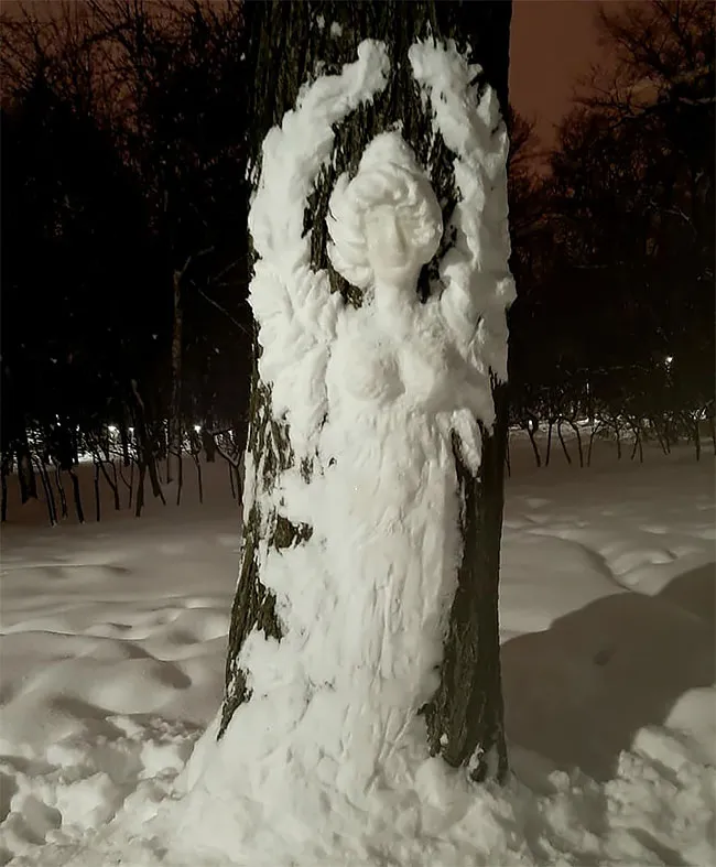 Une artiste anonyme réalise des sculptures de neige sur des troncs d'arbres dans le parc Perovsky une artiste anonyme realise des sculptures sur des troncs d arbres dans le parc Perovsky moscou 14 une-artiste-anonyme-realise-des-sculptures-sur-des-troncs-d-arbres-dans-le-parc-Perovsky-moscou